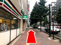 Turn left at the corner of the Seven-Eleven and go straight to the east.